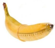 банан в презервативе имитирует увеличенный член